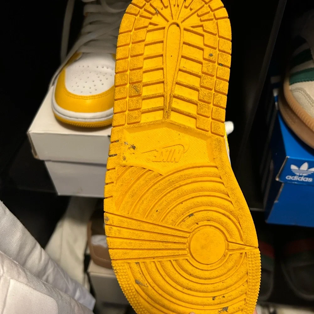 Jordan 1 mid university yellow - Picture 6 of 6